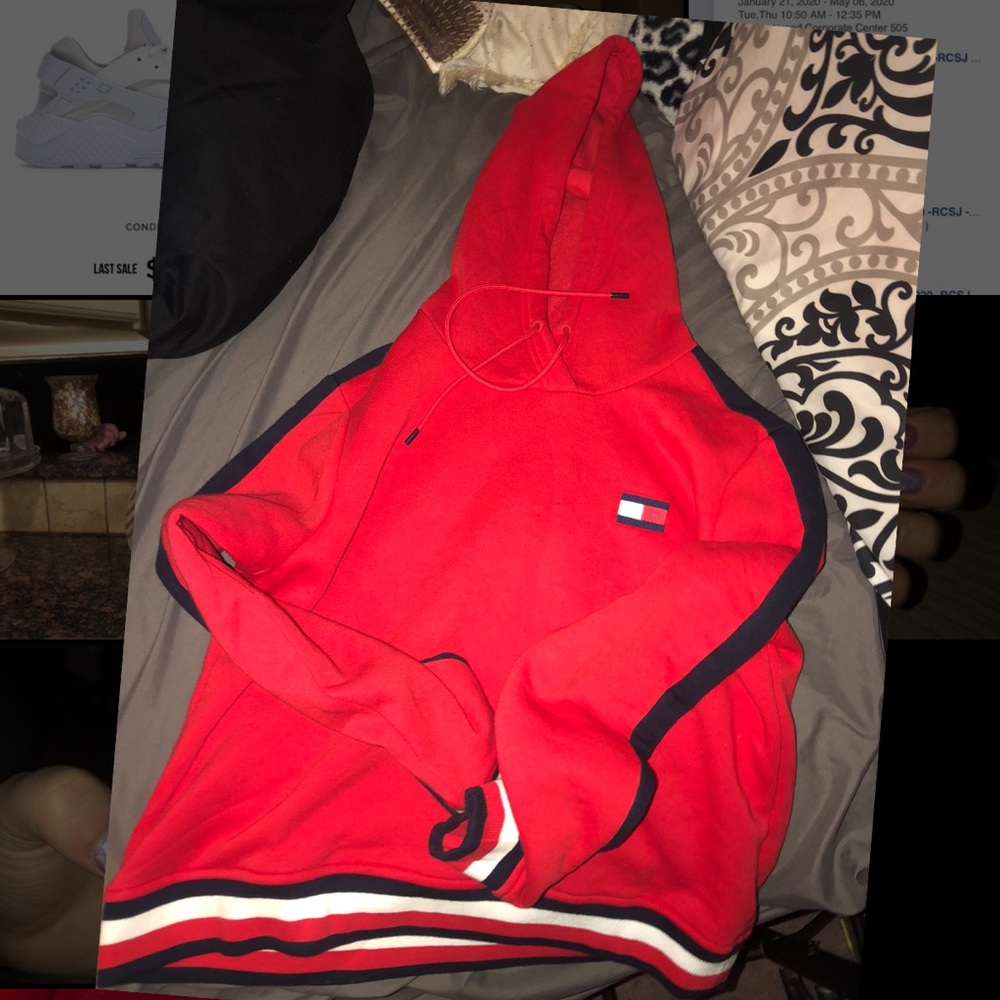 Cropped Tommy Hilfiger hoodie. Never WORN!